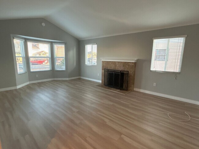 Foto del edificio - 3133-3135 La Madera Ave