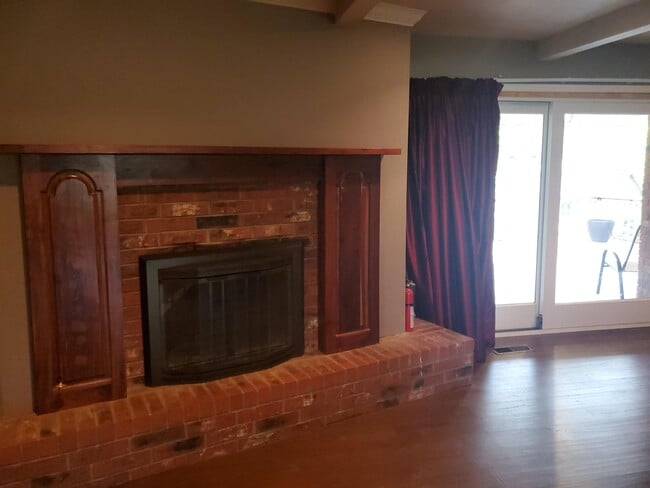 Building Photo - 912 E 10th St