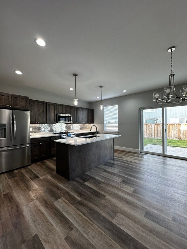 Building Photo - Beautiful and New 3 Bedroom Home