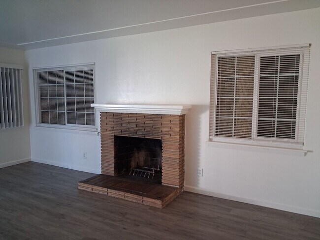 Foto del edificio - 3336-3342 E Clinton Ave