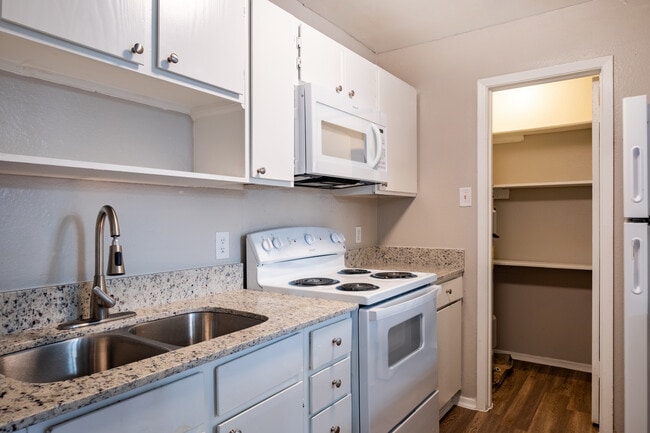 2BR,1BA - 800SF - Willow Wood Apartments