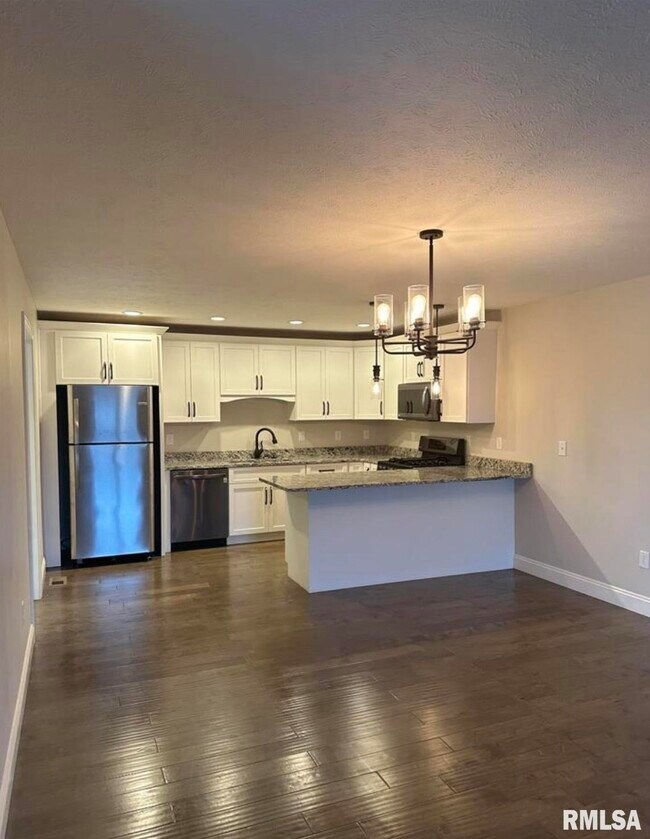 Building Photo - 600 Burberry Ln