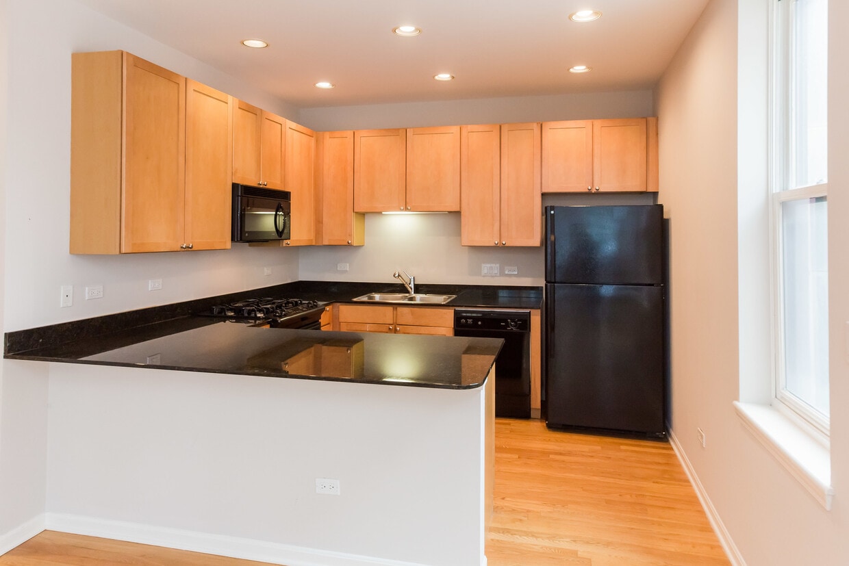 Primary Photo - 906 N Larrabee St