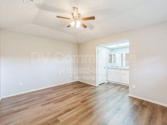 Foto del edificio - 11823 Bee Ln