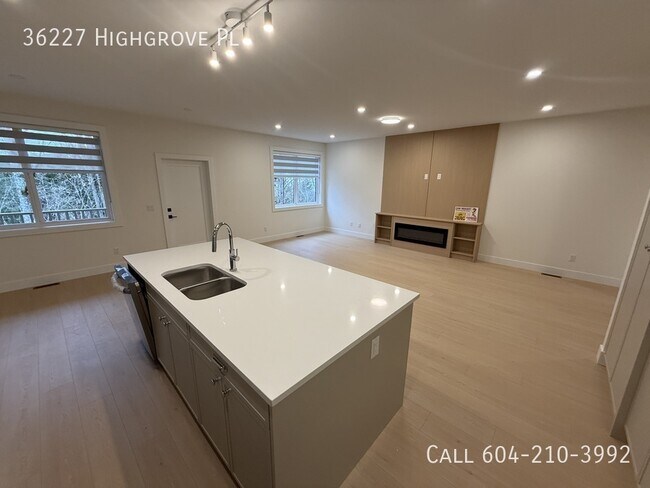 Building Photo - Minutes from Ledgeview Golf Course