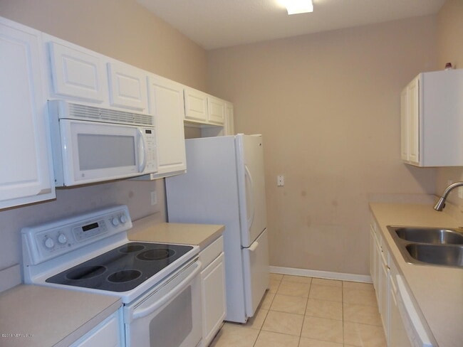 Building Photo - 10550 Baymeadows Rd