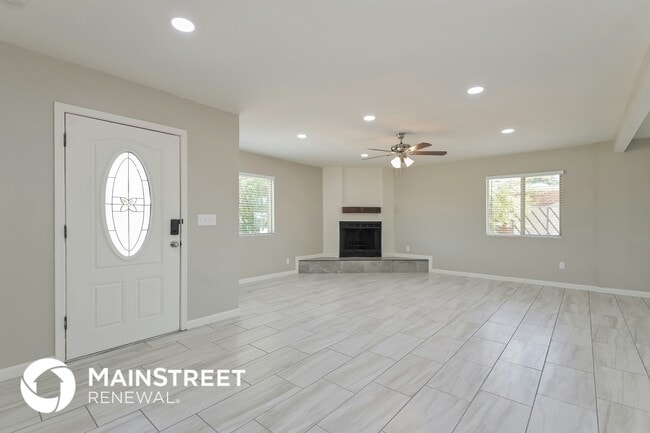 Building Photo - 3410 S Lakeside Pl