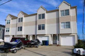 Building Photo - 1101 E Shore Dr