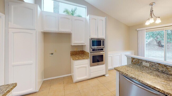 Foto del edificio - Spacious 4BR/2.5BA Single Level Home in Oc...