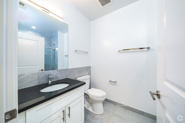 1BD, 1BA - 745SF - Bathroom - 927 W. Irving Park