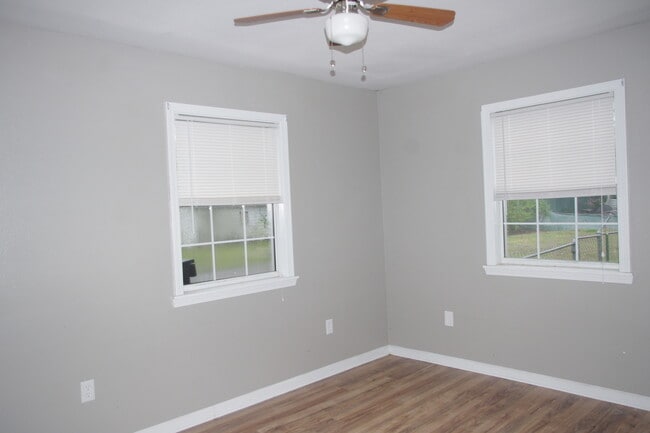 Building Photo - 501 N Pecan St