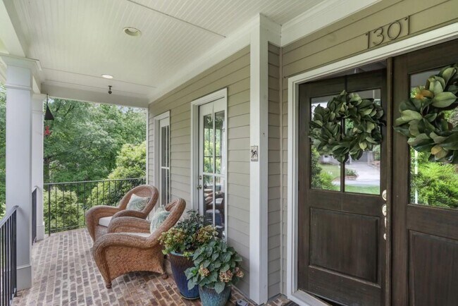Building Photo - 1301 Rustic Ridge Dr NE