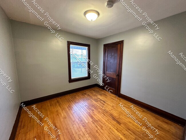 Building Photo - SE Side Upper 3 Bedroom Spacious Unit