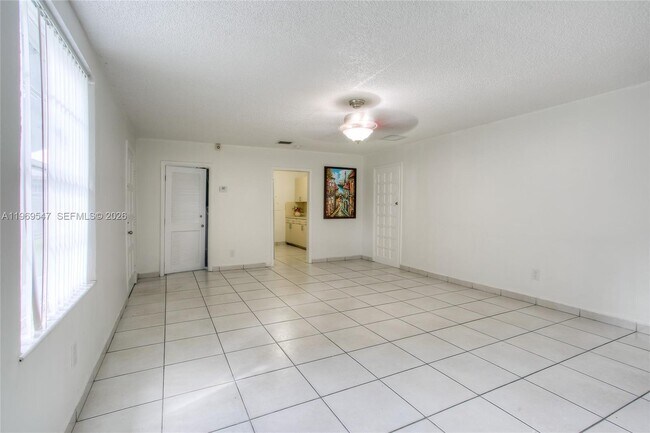 Foto del edificio - 3001 NW 102nd St