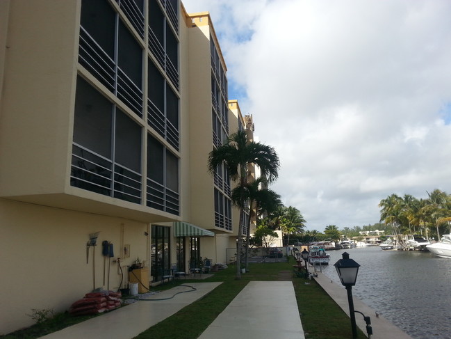 Foto del edificio - 2935 NE 163rd St