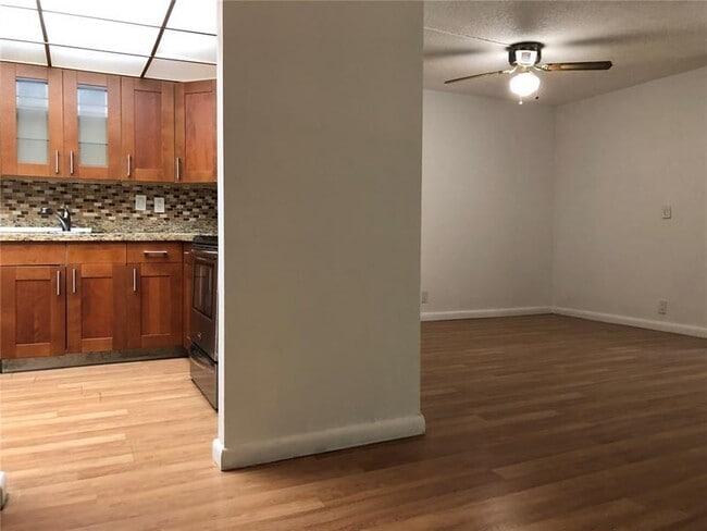 Building Photo - 20350 W Country Club Dr