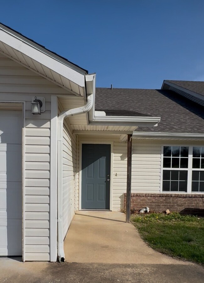Building Photo - 955 Stills Rd