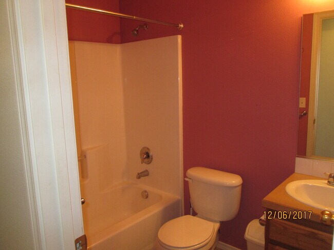 full hall bath - 12612 W 4th Ave