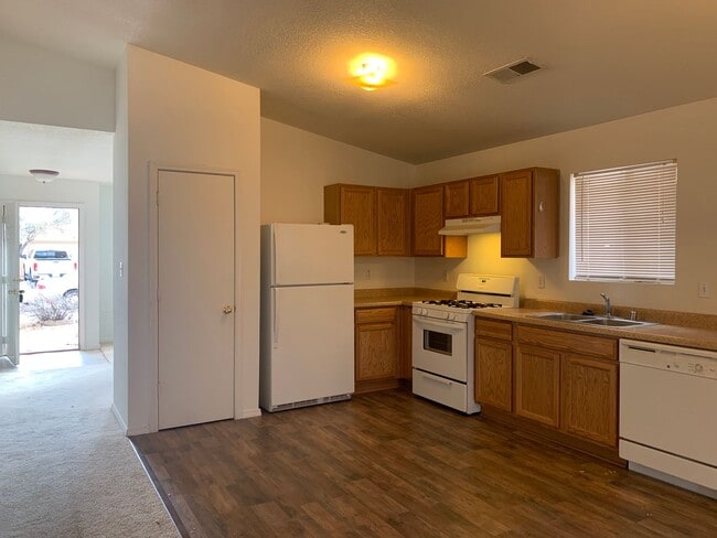 Building Photo - Charming 3 bdrm, 2 bath home