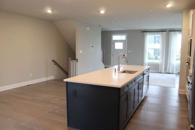 Foto del edificio - Exquisite 3-Bed Townhouse in Moon Township with Scenic Views & Modern Finishes!