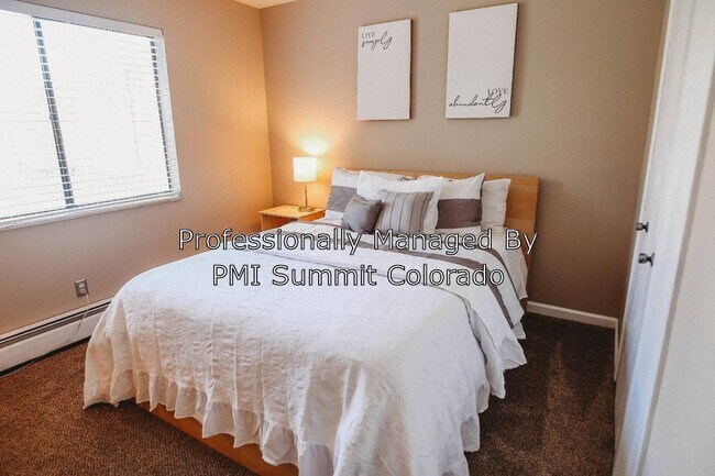Building Photo - 933 Straight Creek Dr