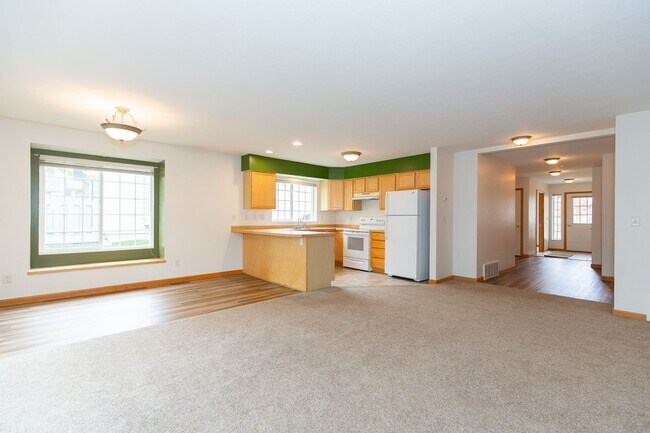Foto del edificio - Centrally located Home with an Attached Garage