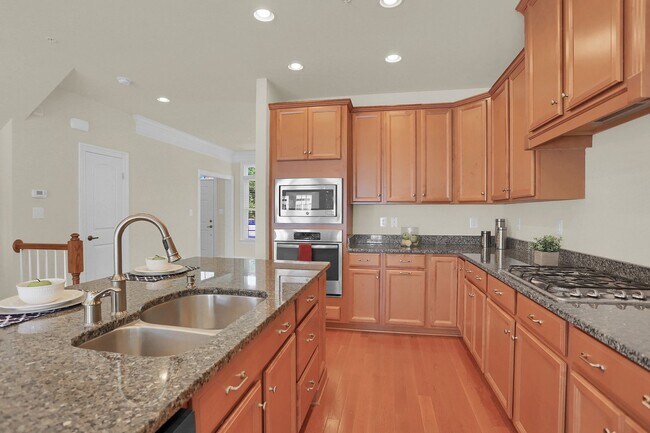 Foto del edificio - Luxury Living in Meadowvale – 4BR/3.5BA Du...