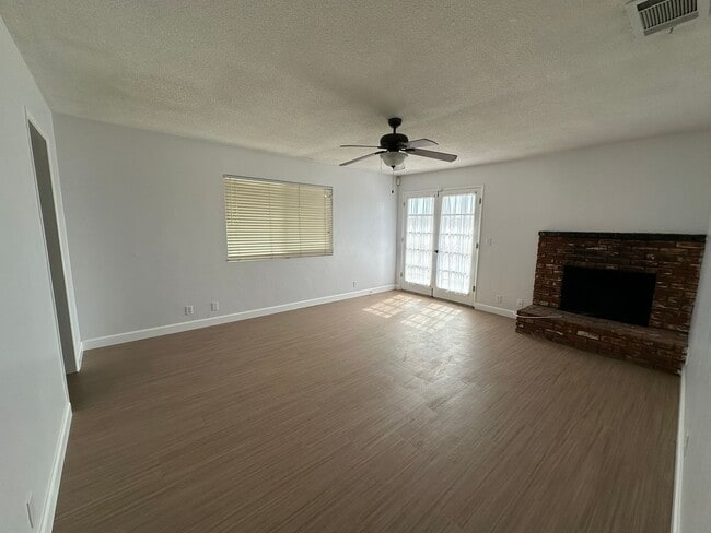 Building Photo - 4 BD/ 2 BA House - Sunnymead Blvd.