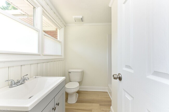 Building Photo - Studio, 1 bath House - 208 Rose Avenue Stuido
