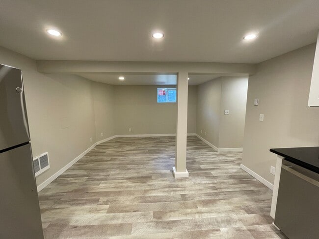 Foto del edificio - Fantastic Newly Remodeled Lower Unit in Buckman with Washer/Dryer