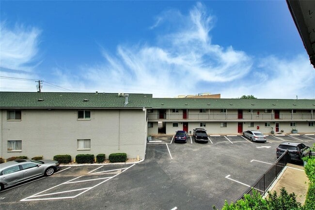 Building Photo - 2122 Hancock Dr