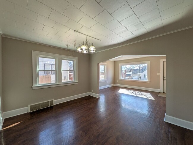 Building Photo - Pet friendly! Great deck for entertaining!