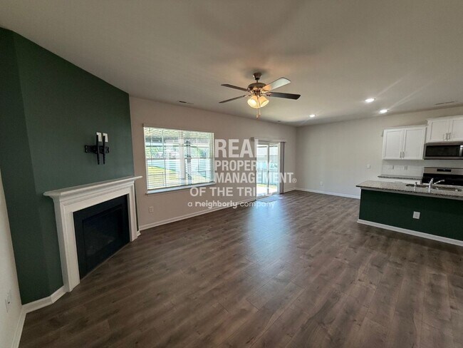 Foto del edificio - 4 Bedroom/3 Bath 2 Story House in Greensboro