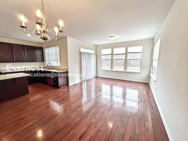 Foto del edificio - Spacious Town Home with Attached Garage and Modern Amenities