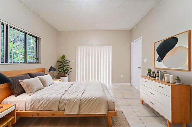 Building Photo - 2550 SW 18th Ter