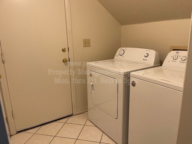 Foto del edificio - Two Story Home