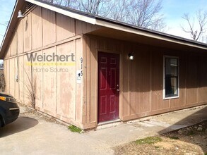 Building Photo - 915 E Lake St