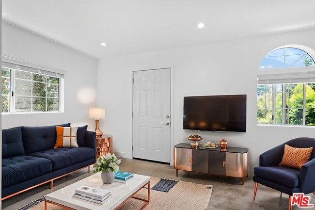 Building Photo - 5543 Fallbrook Ave