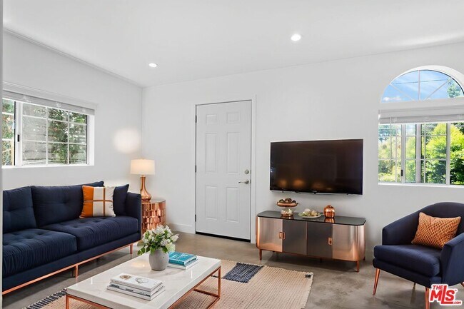 Foto del edificio - 5543 Fallbrook Ave