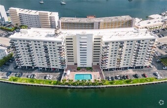 Building Photo - 401 Golden Isles Dr