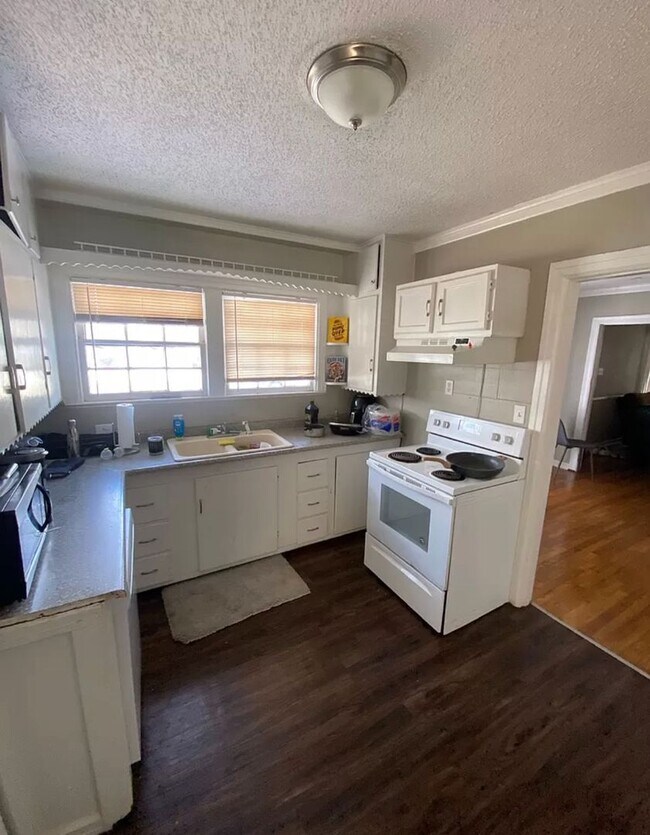 Building Photo - 4  Bedroom
