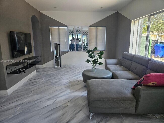 Foto del edificio - 1100 NW 26th St