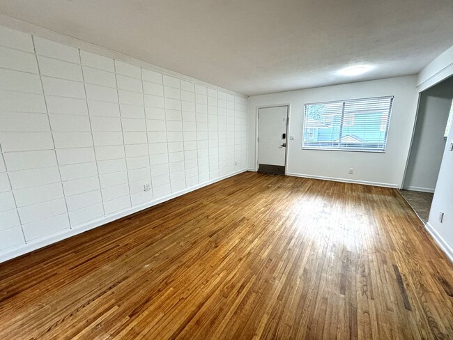 Foto del edificio - Updated 2 Bedroom / 1 Bathroom Upstairs Ri...