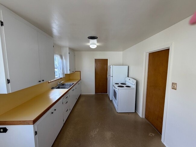Building Photo - Charming, pet-friendly 3-bedroom, 1-bath affordable home