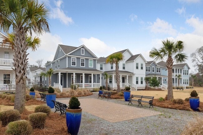 Building Photo - Gorgeous Furnished Home in Mount Pleasant
