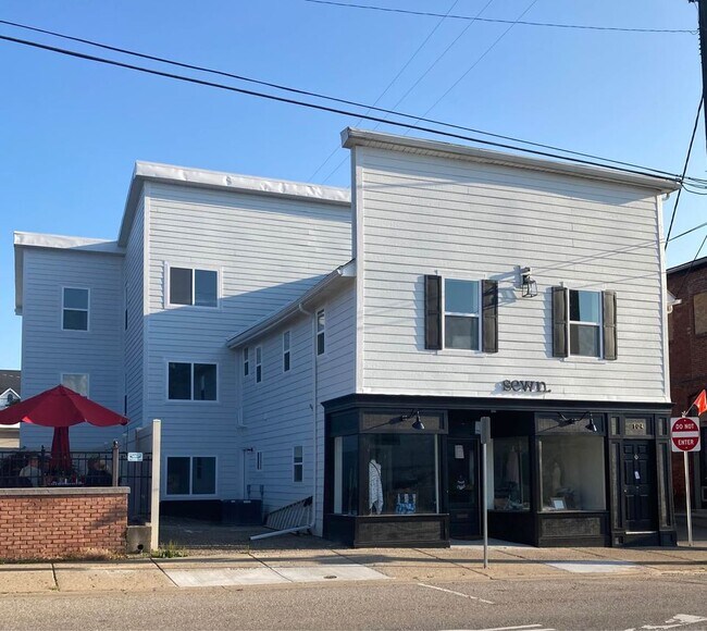 Building Photo - 104 E Maple St