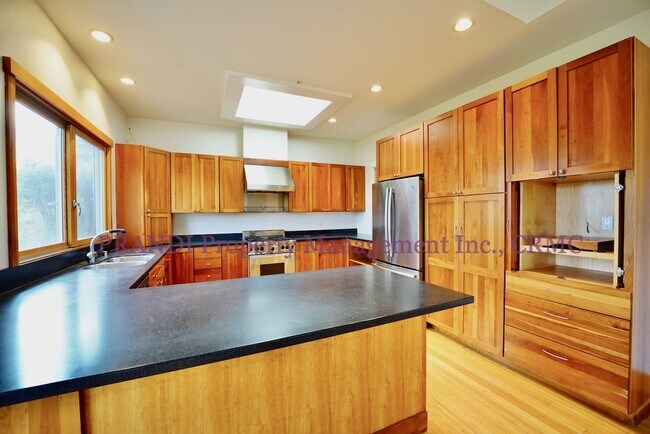 Building Photo - Charming 3 Bed, 2 Bath Mill Valley Home wi...