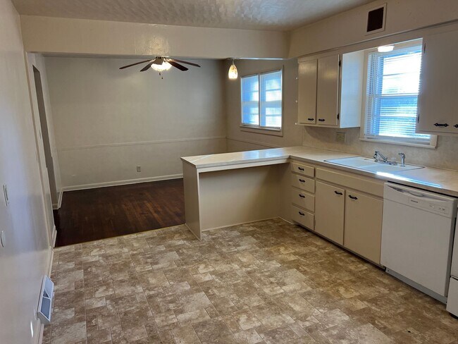 Foto del edificio - WOW!  3 bedroom! Glendale schools! SE!  $1...