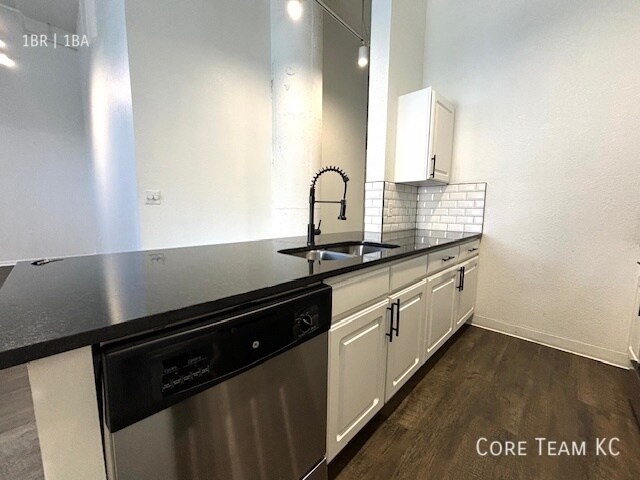 Building Photo - 320 W 7th St