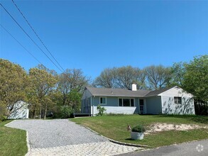 Building Photo - 425 Lake Dr